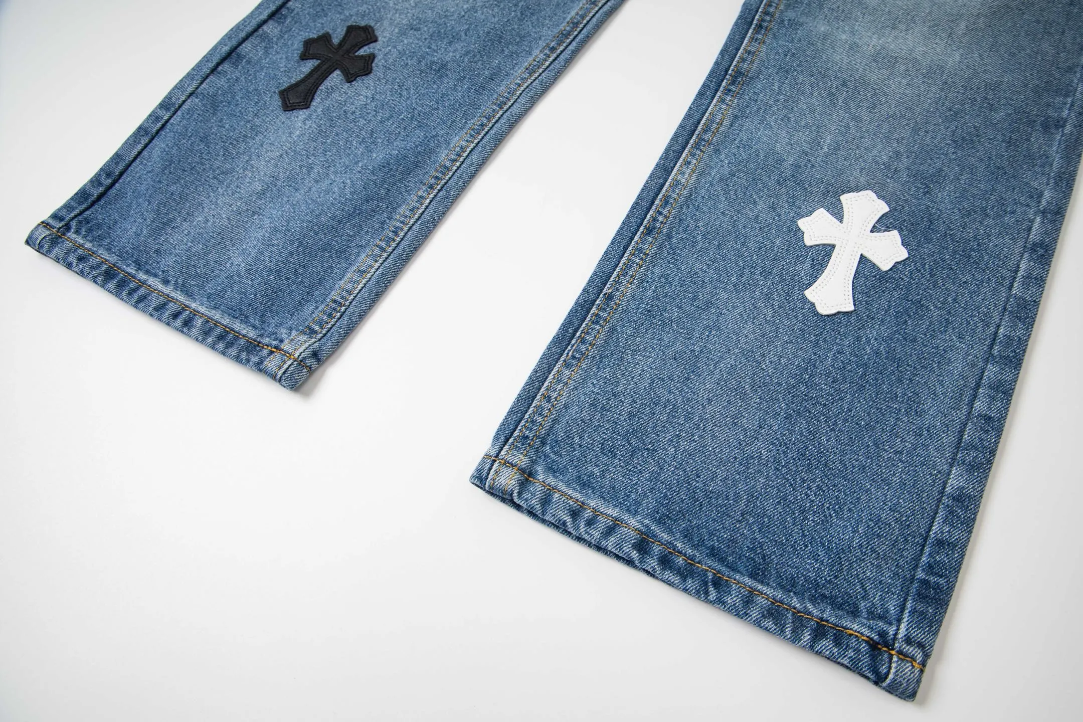 P260 Chrome Hearts light blue pants, Sanskrit black and white patchwork leather jeans. CH jeans need to be washed before being dismantled and then hand-stitched with sheepskin cross leather and then spliced ​​together. The whole piece has too many craftsmanship to explain. The patches are decorated with cross patterns, and the high-waisted washed jeans! ! Absolutely high-end luxury products, god-level single products and super popular products, made with top heavy industry, a must-see magic weapon. Customized hardware. The fabric is thick and soft after washing. It has good breathability. Customized small leather label. Unique design. The details are simple and elegant, and the workmanship is exquisite. The entire trousers are neatly routed and the details are in place! It’s so cool that both men and women can easily control the genderless trend! Style number: 1803# Color: blue Size: 28 30 32 34